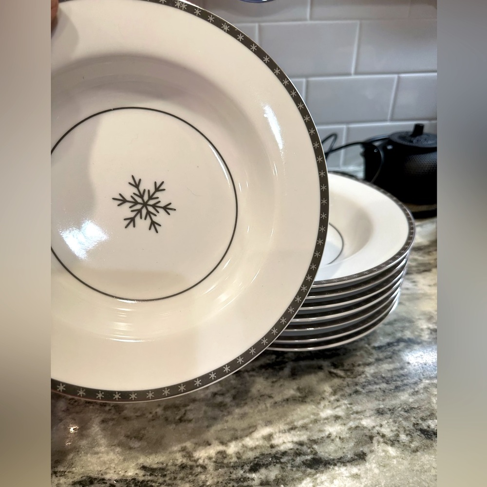 Set of Eight gilded porcelain holiday dessert bowls, NWOT